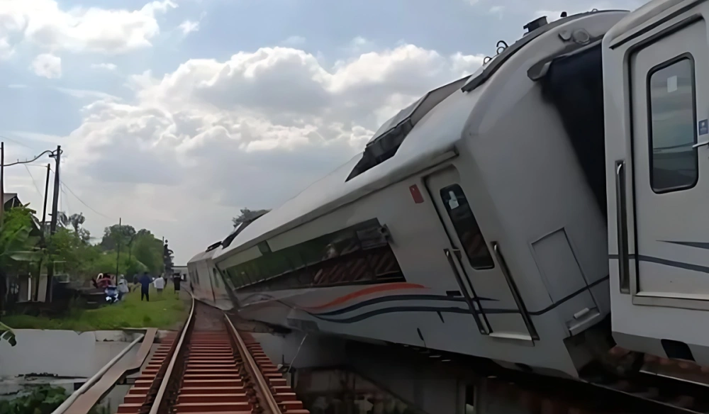 Kereta Api KA Purwojaya anjlok di Bekasi, Sabtu (25/10/2025). [Instagram]